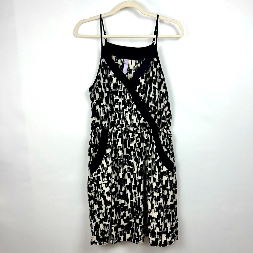 Alya Black & White Spaghetti Strap V-Neck Patterned Mini Dress Size M